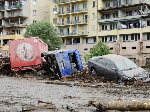 Carros são vistos entre os escombros em uma rua atingida por uma inundação em Tbilisi, Geórgia - 14/06/2015