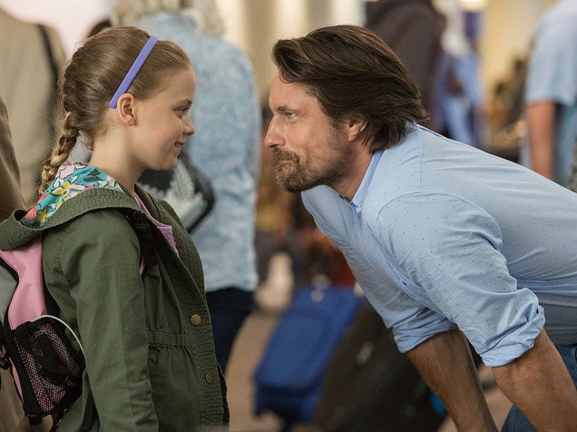 Kevin (Martin Henderson) fala com a filha, Anna, em cena do filme Milagres do Paraíso