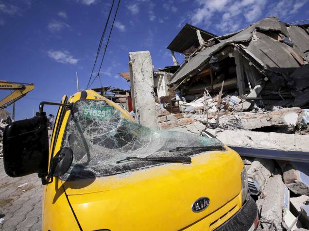 Carro é visto sob os escombros de um hotel ,que desabou após terremoto atingir a cidade de Pedernales, no Equador - 19/04/2016