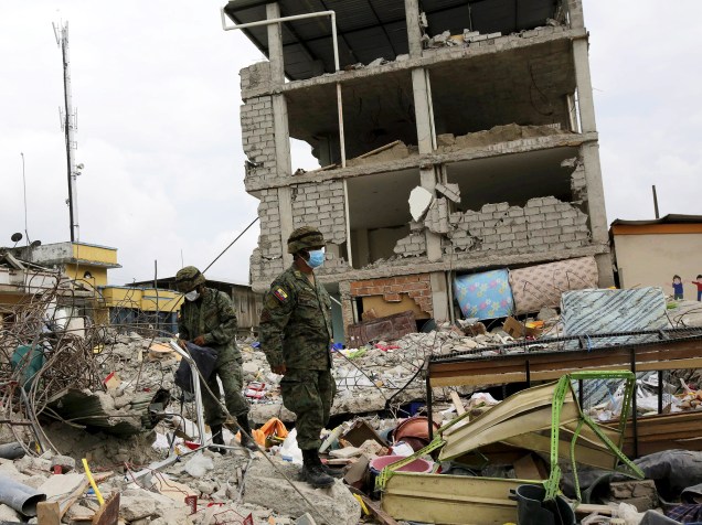 Soldados andam sobre escombros de um prédio, após terremoto atingir a cidade de Pedernales, no Equador - 20/04/2016