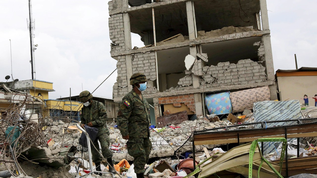 Soldados andam sobre escombros de um prédio, após terremoto atingir a cidade de Pedernales, no Equador - 20/04/2016