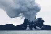 Vulcão localizado 65 km a noroeste de Nuku'alofa, capital de Tonga, entra em erupção e cria nova ilha - 17/01/2015