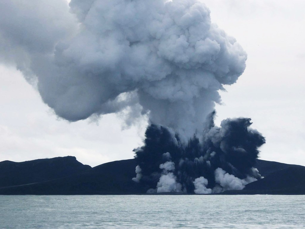 Vulcão localizado 65 km a noroeste de Nuku'alofa, capital de Tonga, entra em erupção e cria nova ilha - 17/01/2015
