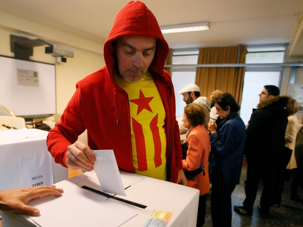 Eleitor participa de uma votação simbólica sobre a independência da Catalunha, em Barcelona