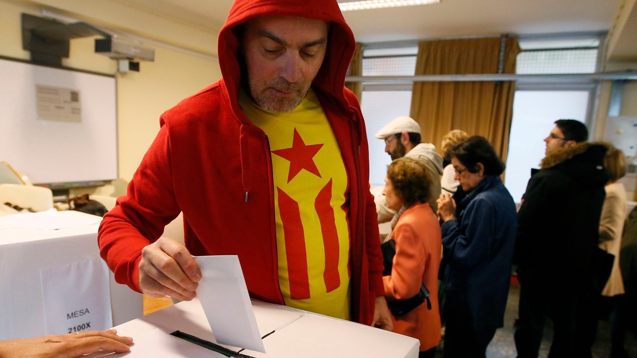 Eleitor participa de uma votação simbólica sobre a independência da Catalunha, em Barcelona