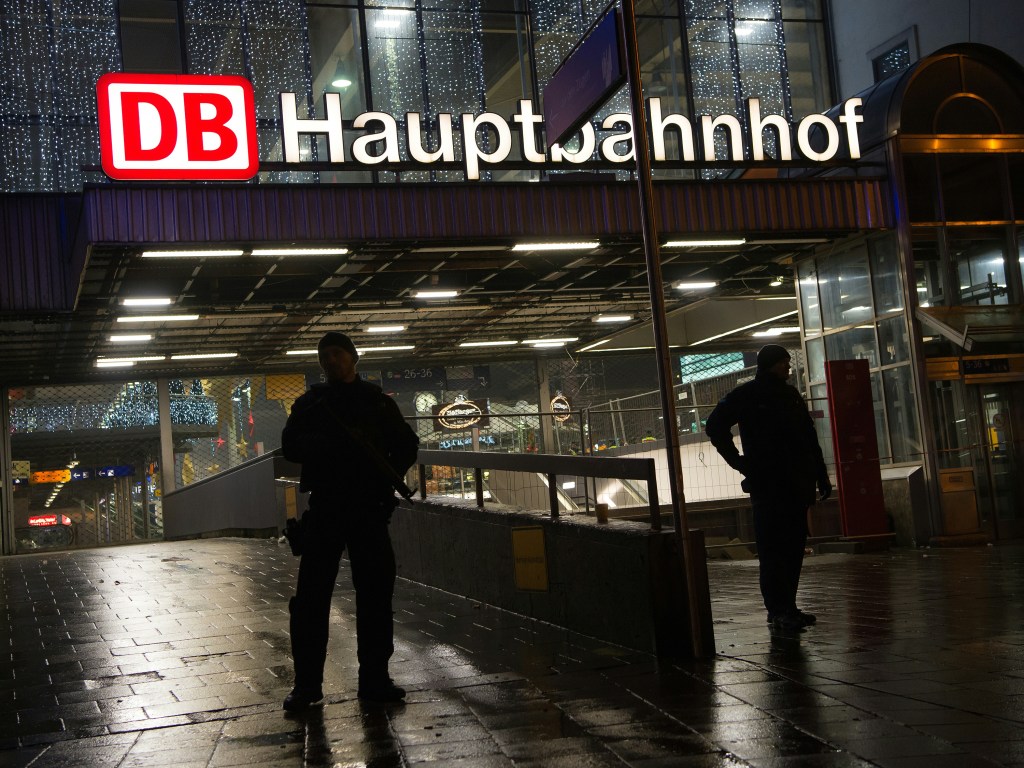 Polícia monta guarda em frente à estação de trem de Munique, na Alemanha após alerta iminente de ataque terrorista - 31/12/2015