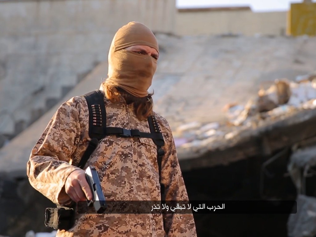 Imagem divulgada pelo Estado Islâmico mostra um jihadista de língua francesa falando para as câmeras antes de executar reféns em um local não revelado no Iraque