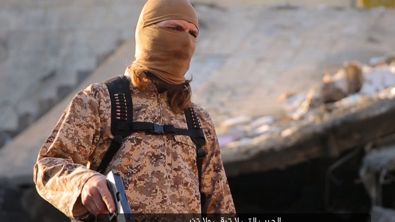 Imagem divulgada pelo Estado Islâmico mostra um jihadista de língua francesa falando para as câmeras antes de executar reféns em um local não revelado no Iraque