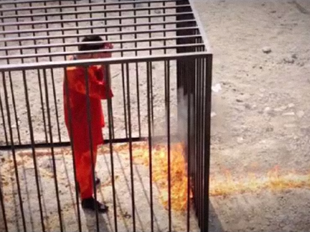 Em novo vídeo, EI mostra imagens de piloto jordaniano Moaz Kasasbeh sendo queimado vivo dentro de uma jaula - 03/02/2015