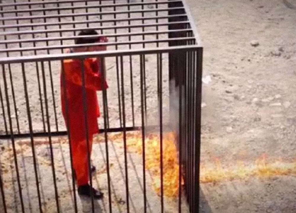 Em novo vídeo, EI mostra imagens de piloto jordaniano Moaz Kasasbeh sendo queimado vivo dentro de uma jaula - 03/02/2015