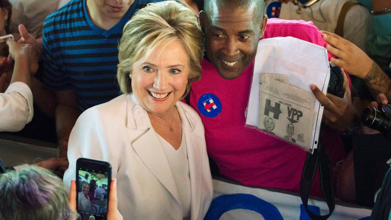 Hillary Clinton posa para fotos com partidários após encontro com latinos em San Antonio, no Texas (EUA) - 15/10/2015