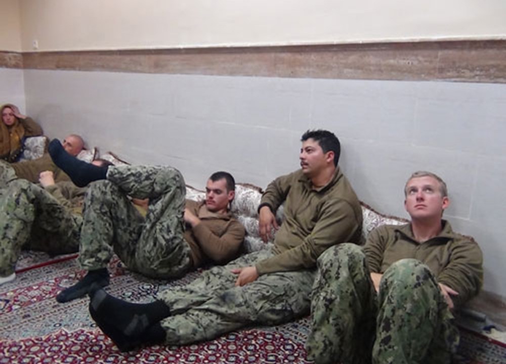 Imagem divulgada pela Guarda Revolucionária do Irã, mostra os marinheiros dos Estados Unidos detidos sob acusação de invasão das águas iranianas