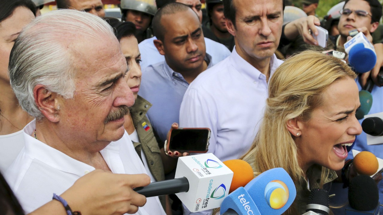 O ex-presidente da Colômbia, Andrés Pastrana, a mulher do opositor venezuelano Leopoldo López, Lilian Tintori, e o ex-presidente da Bolívia, Jorque Quiroga (ao centro, atrás de Lilian), concedem entrevista após serem impedidos de visitar os presos políticos de Nicolás Maduro