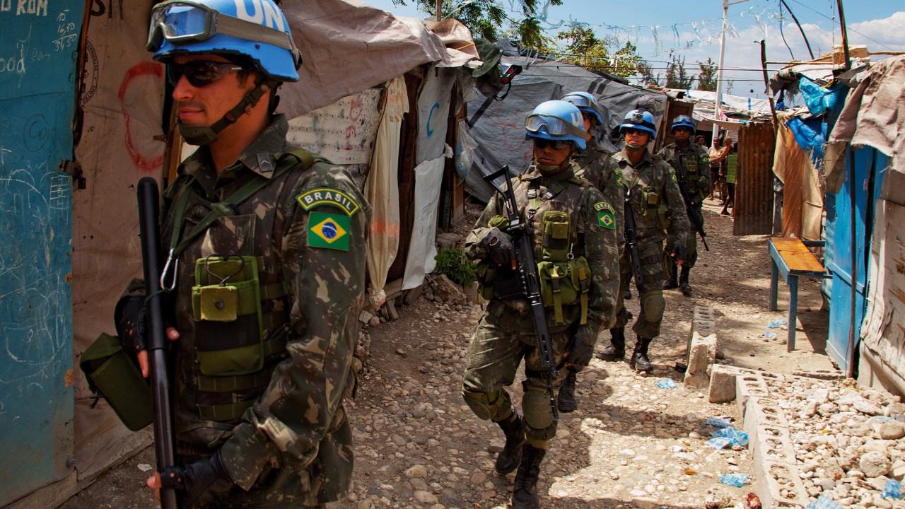 Membros do Exército Brasileiro que integram as Forças de paz das Nações Unidas realizam patrulha no bairro Bel Air, em Porto Príncipe, capital do Haiti - 11/04/2013