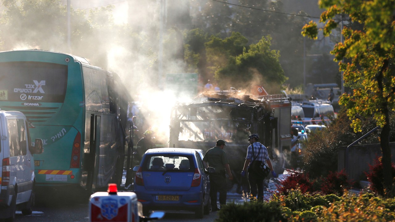 Equipes de emergência trabalham no local de uma explosão em Jerusalém