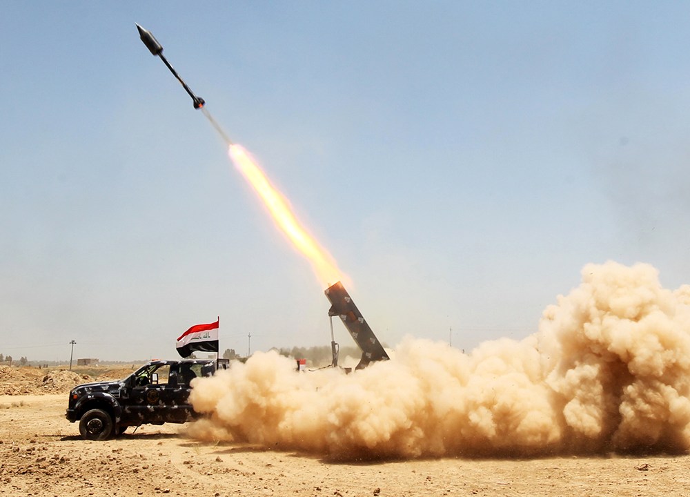 Forças iraquianas pró-governo disparam foguete na aldeia al-Sejar, na província de Anbar, Iraque - 27/05/2016