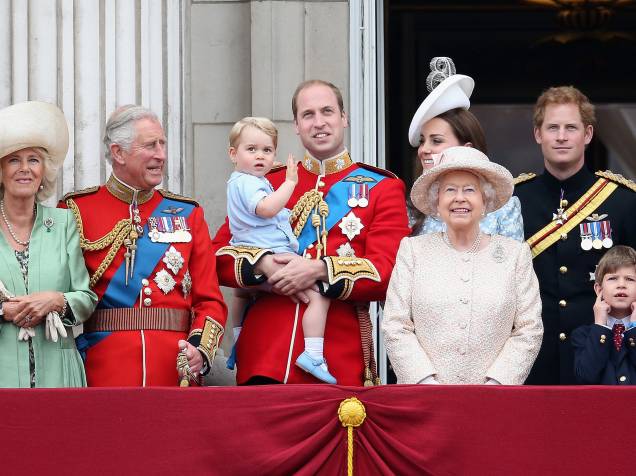 Camilla, duquesa de Cornualha, o príncipe Charles, o príncipe George com seu pai William, Kate Midleton, Duquesa de Cambridge, a rainha Elizabeth II, o príncipe Harry e o príncipe Philip, duque de Edimburgo na varanda do Palácio de Buckingham, em Londres