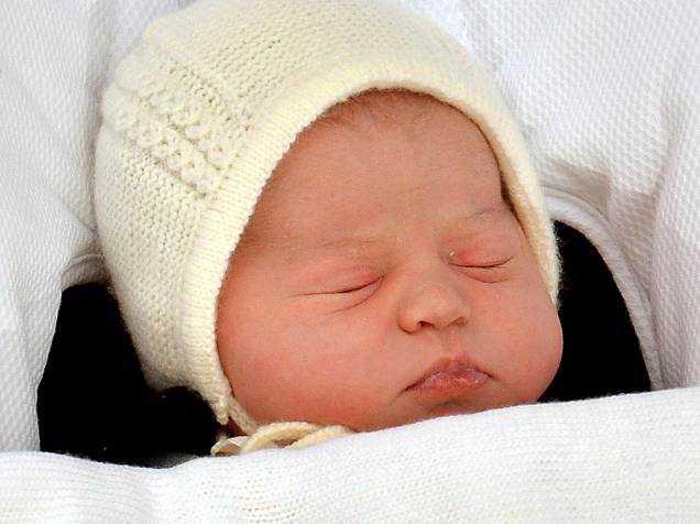 A filha do príncipe William e Catherine, Duquesa de Cambridge, dorme enquanto deixa o Hospital de St Mary, em Londres - 02/05/2015