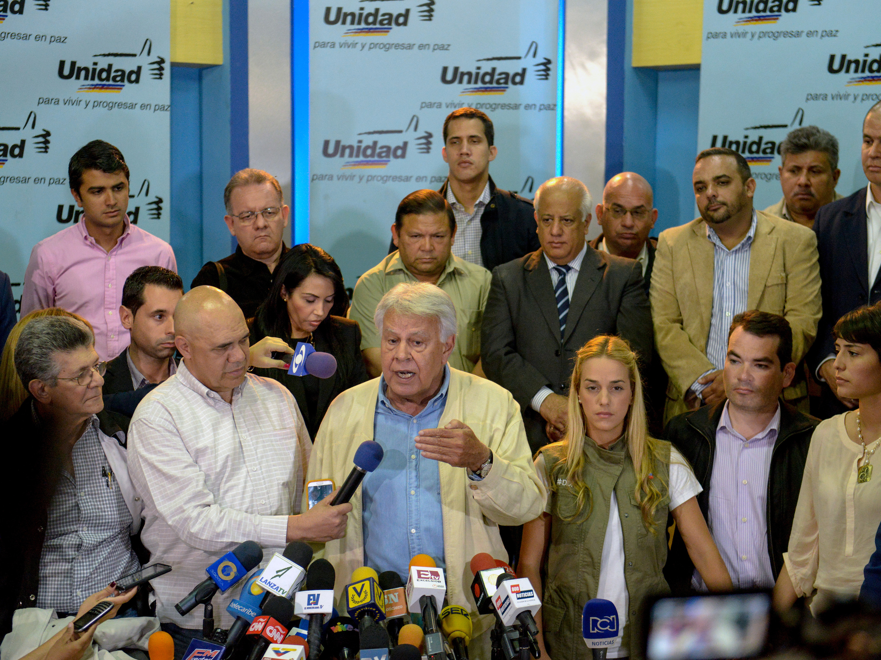 O ex-primeiro-ministro espanhol Felipe Gonzalez (centro) durante uma coletiva de imprensa em Caracas, na Venezuela - 08/06/2015