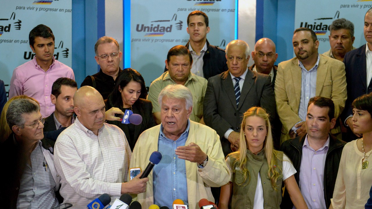 O ex-primeiro-ministro espanhol Felipe Gonzalez (centro) durante uma coletiva de imprensa em Caracas, na Venezuela - 08/06/2015