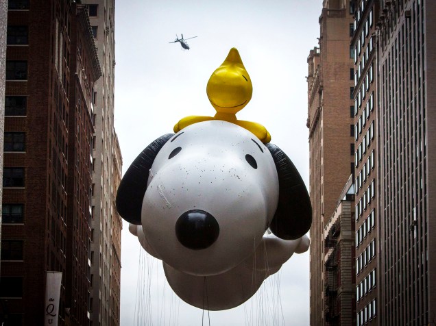Balão inflável do Snoopy durante o desfile do dia de Ação de Graças em Nova York