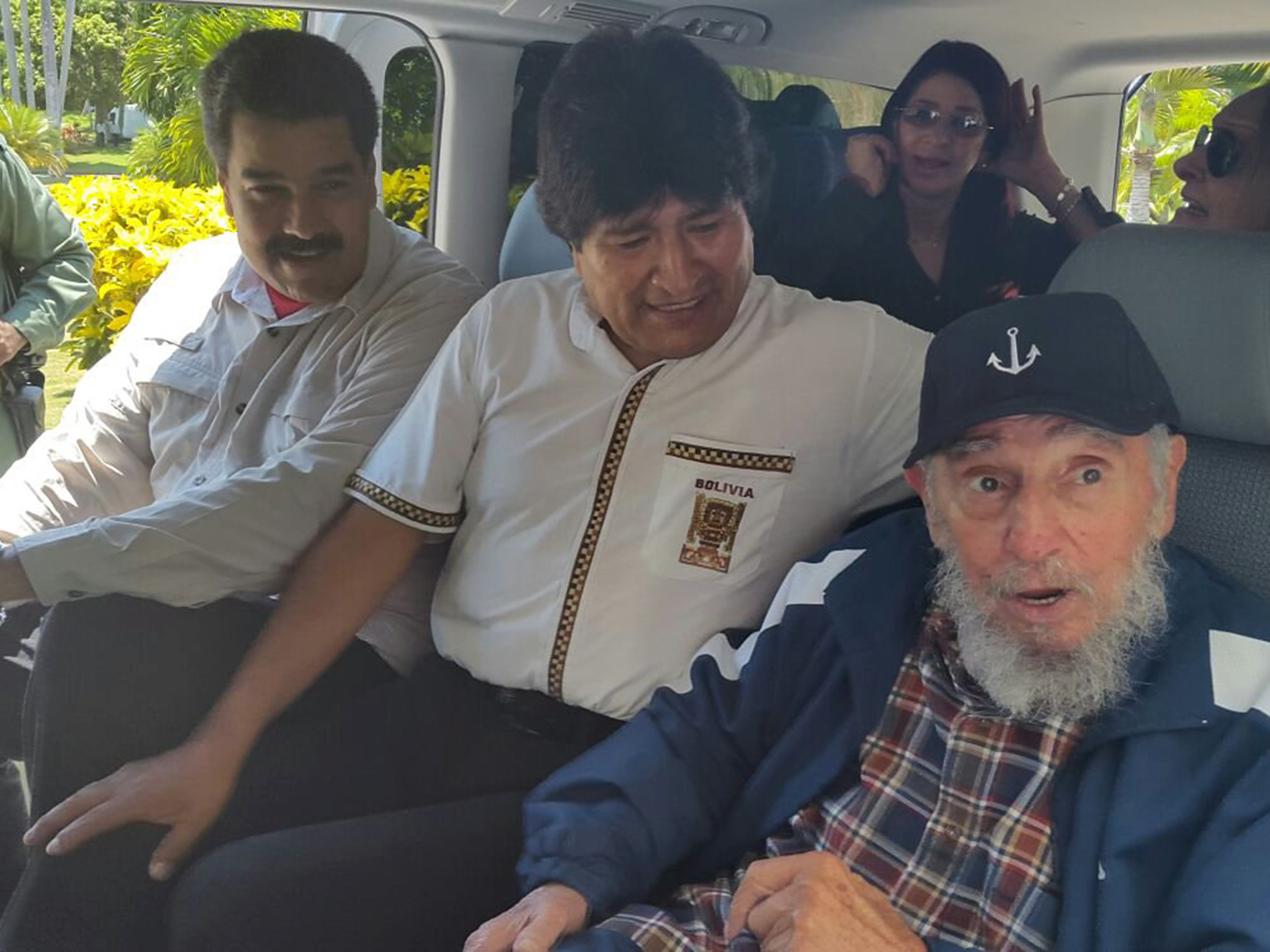 O ex-ditador cubano Fidel Castro aparece ao lado dos presidentes da Bolívia, Evo Morales, e da Venezuela, Nicolás Maduro, em uma van na cidade de Havana em imagem divulgada pela Agência Bolivariana de Informação. Castro completa nesta quinta feira 89 anos - 13/08/2015