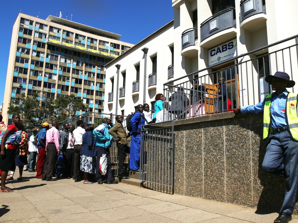 Longas filas se formam na entrada dos bancos, na cidade de Harare, no Zimbábue. O governo colocou novos limites de saques nos caixas - 05/05/2016