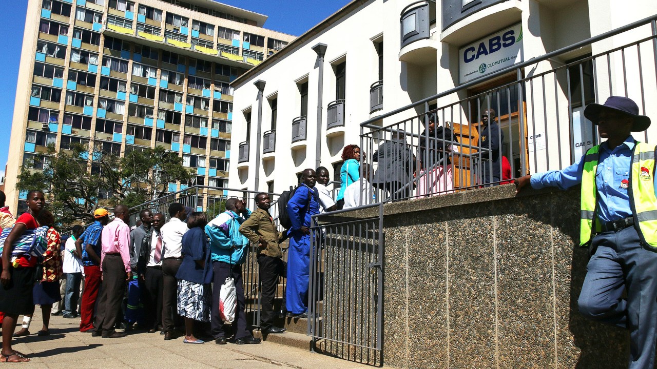 Longas filas se formam na entrada dos bancos, na cidade de Harare, no Zimbábue. O governo colocou novos limites de saques nos caixas - 05/05/2016