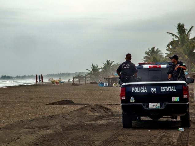 Polícia patrulha a praia em Boca de Pascuales, no México. O furacão Patrícia se aproxima rápidamente e se mostra extremamente perigoso