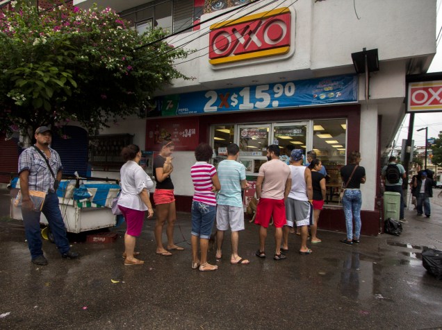 Pessoas fazem fila para comprar comida e água antes da chegada do furacão Patricia, em Puerto Vallarta, México