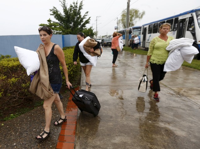 Turistas e moradores buscam abrigo na Universidade de Puerto Vallarta enquanto o furacão Patricia avança no Pacífico em direção ao México - 23/10/2015<br><br>