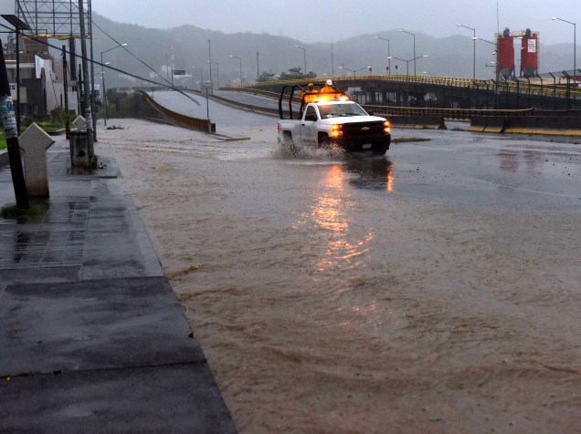 Camionete atravessa uma rua inundada em Manzanillo, estado de Colima, no México - 23/10/2015