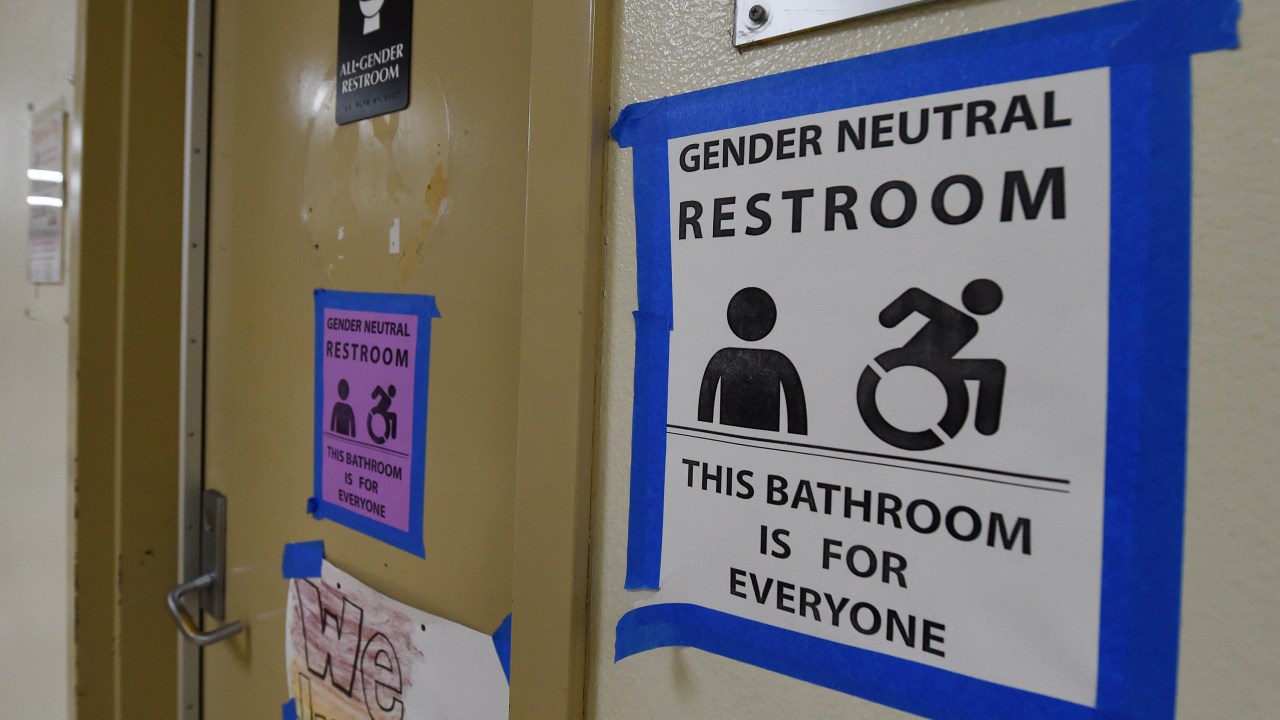 Banheiro com sinalização de gênero neutro