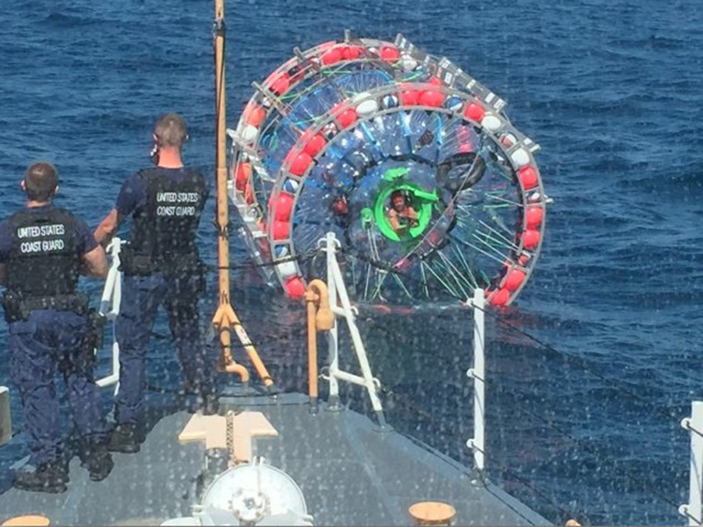 Homem a bordo de uma bolha inflável é capturado pela Guarda Costeira dos Estados Unidos