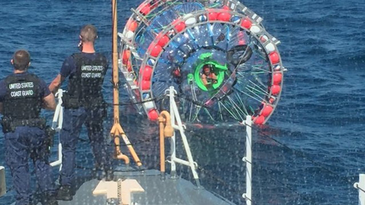 Homem a bordo de uma bolha inflável é capturado pela Guarda Costeira dos Estados Unidos
