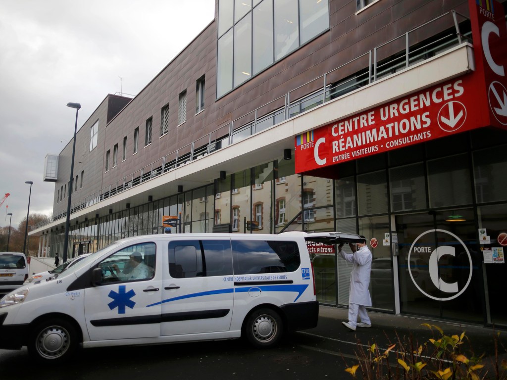 Ambulância é vista na entrada da emergência de um hospital em Rennes, na França, onde seis pessoas estão em estado grave depois de participarem de um teste clínico de um novo medicamento - 15/01/2016