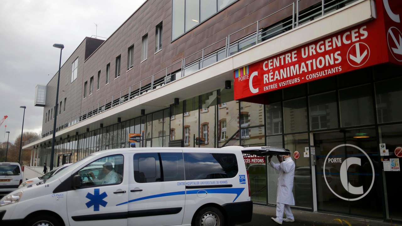 Ambulância é vista na entrada da emergência de um hospital em Rennes, na França, onde seis pessoas estão em estado grave depois de participarem de um teste clínico de um novo medicamento - 15/01/2016
