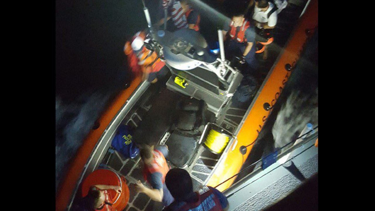 Imagem da Guarda Costeira americana mostra o resgate dos passageiros de um iate após naufrágio na Flórida. Treze brasileiros estavam a bordo da embarcação