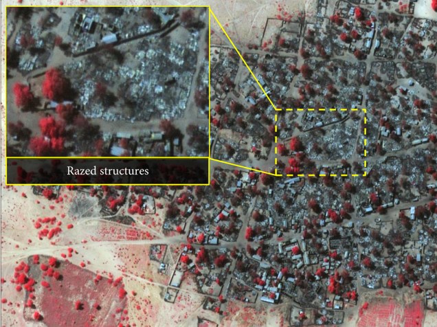 Imagem de satélite do dia 07 de janeiro da vila Doro Baga, na Nigéria. O detalhe mostra a maior parte das estruturas da vila destruídas