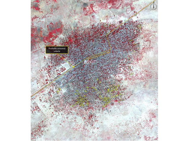 Imagem de satélite do dia 07 de janeiro mostra a vila de Baga, na Nigéria, depois do ataque. Na rodovia, traçada em amarelo, há atividades de veículos e, provavelmente, um blindado. Os pontos amarelos representam estruturas da vila destruídas