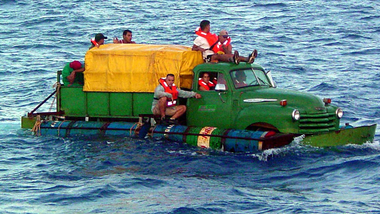 Imigrantes cubanos tentam atravessar o Estreito da Flórida para alcançar os Estados Unidos a bordo de um caminhão Chevy 1951 transformado em embarcação