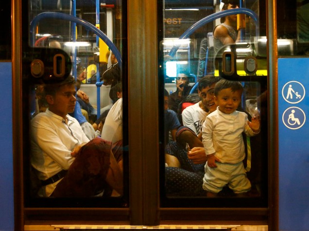 Refugiados tomam um ônibus, na estação ferroviária Keleti, em Budapeste, Hungria, na tentativa de chegar à Alemanha e à Áustria - 04/09/2015