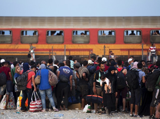 Uma multidão de refugiados espera para embarcar em um trem depois de cruzar a fronteira com a Grécia perto da cidade de Gevgelija, na Macedônia, 05/09/2015