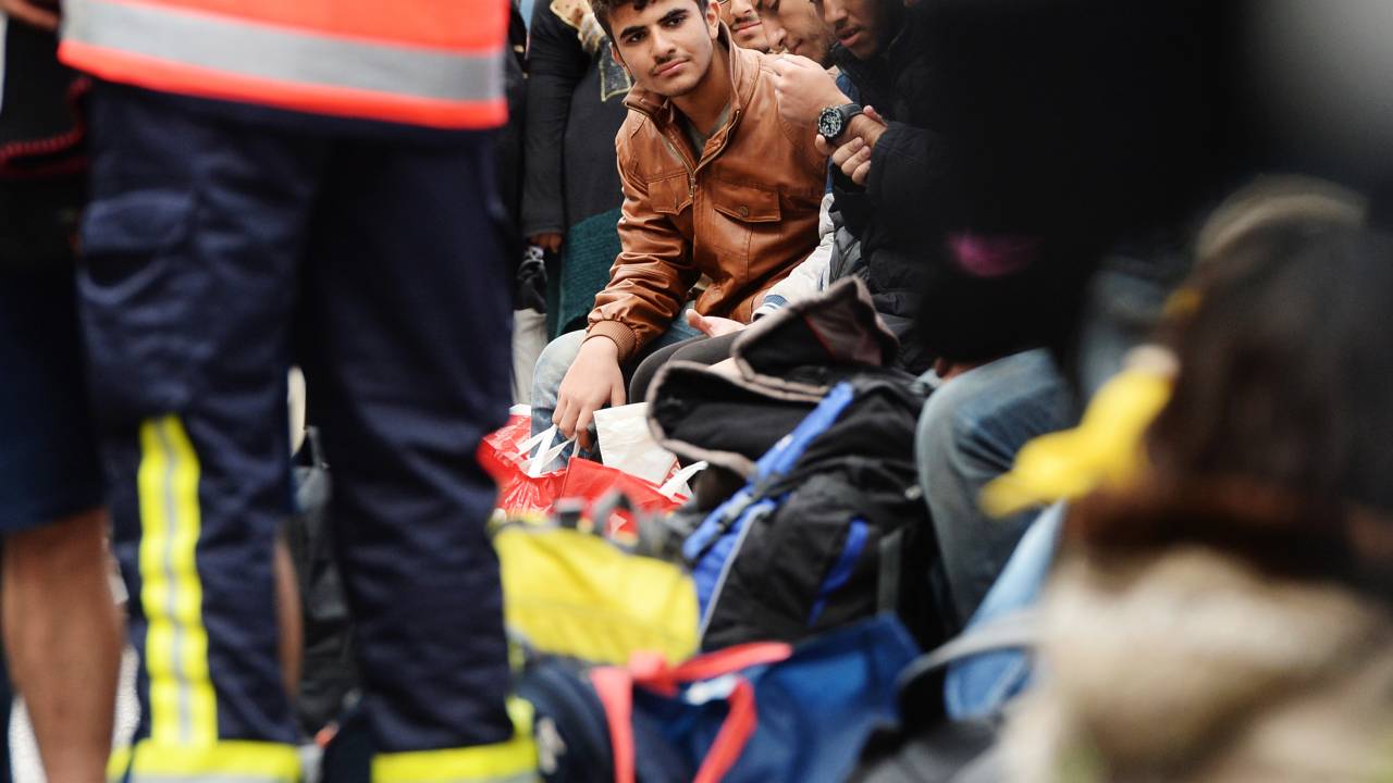Refugiados esperam por exame médico após chegada à principal estação ferroviária de Munique, sul da Alemanha - 06/09/2015