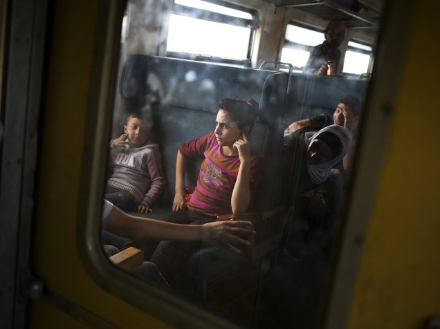Crianças refugiadas sentam-se dentro de um trem depois de cruzar a fronteira com a Grécia, perto de Gevgelija, na Macedônia - 06/09/2015