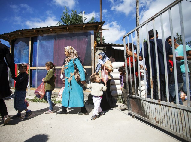 Imigrantes cruzam a fronteira com a Macedônia, perto da aldeia Miratovac, na Sérvia - 23/08/2015