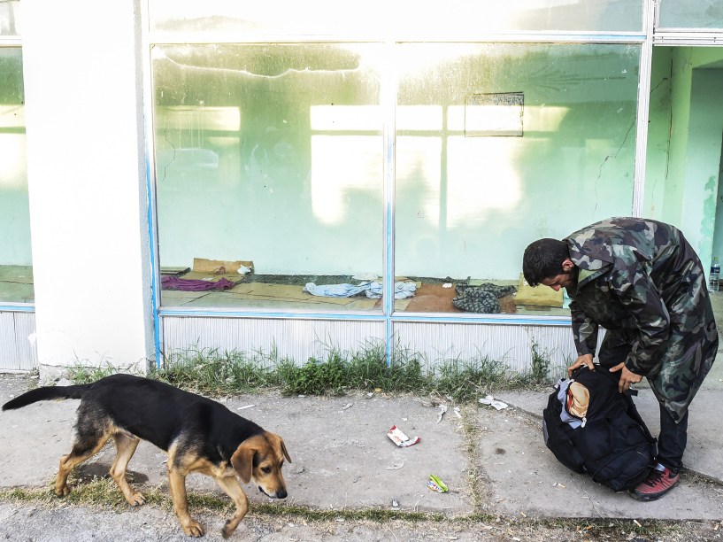 Imigrante guarda seus pertences em uma mochila em uma vila, nos arredores da cidade de Presevo, na Sérvia - 24/08/2015