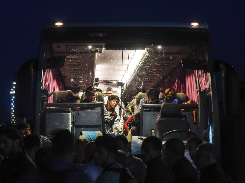 Imigrantes embarcam em um ônibus para Belgrado, capital da Sérvia, partindo da cidade de Presevo, no sul do país - 24/08/2015