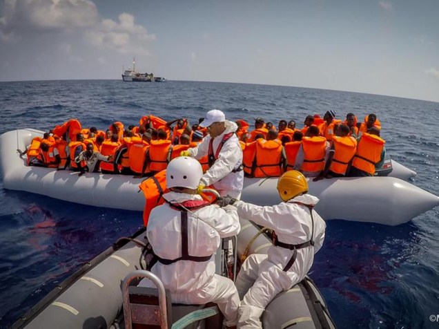 Imigrantes são resgatados por um bote no Mediterrâneo. Entre eles estavam 17 mulheres e uma criança de 5 anos