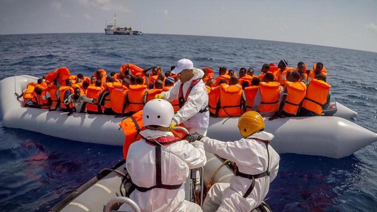 Imigrantes são resgatados por um bote no Mediterrâneo. Entre eles estavam 17 mulheres e uma criança de 5 anos